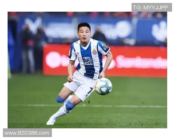 足球明星在赛场上防守瞬间的真实写照与背后故事